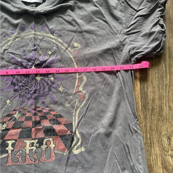 Retro 70’s Psycedelic Style “Leo” Zodiac Graphic tee - Picture 4 of 4